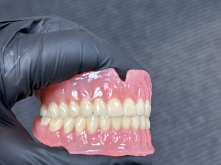 Proteză dentară acrilică realizată în laboratorul Yess Dental Iași